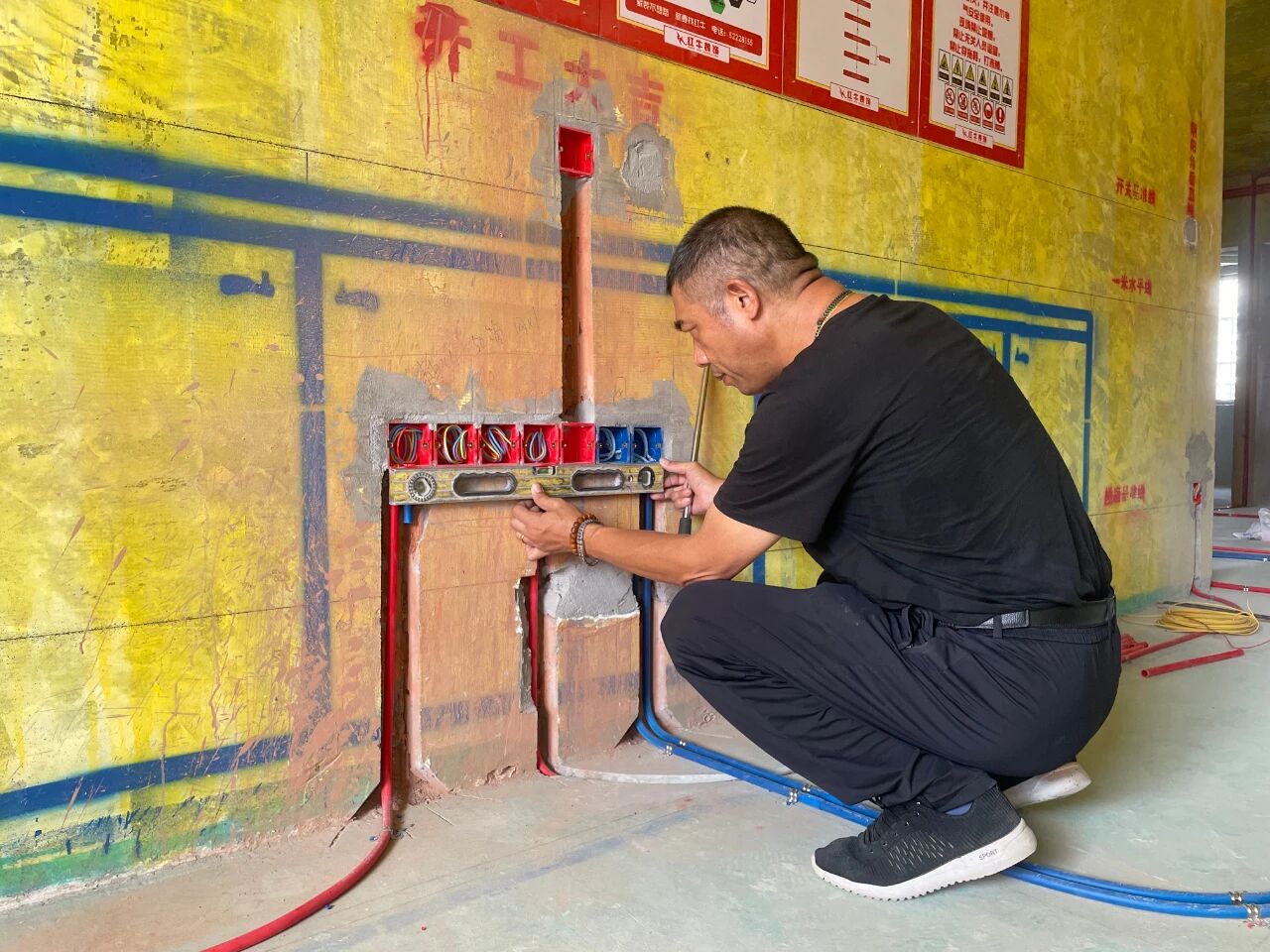 金九銀十裝修季｜南京紅牛裝飾工程總監(jiān)：工地巡檢無小事，嚴苛落實工藝標準！