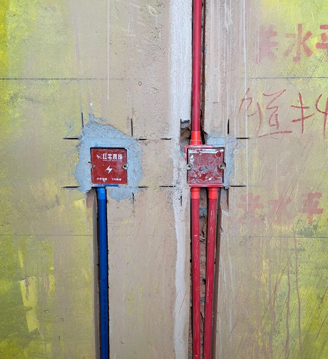 差別真的太大了！南京紅牛裝飾標(biāo)準(zhǔn)化水電工藝vs非正規(guī)／熟人施工隊(duì)的水電工藝！06