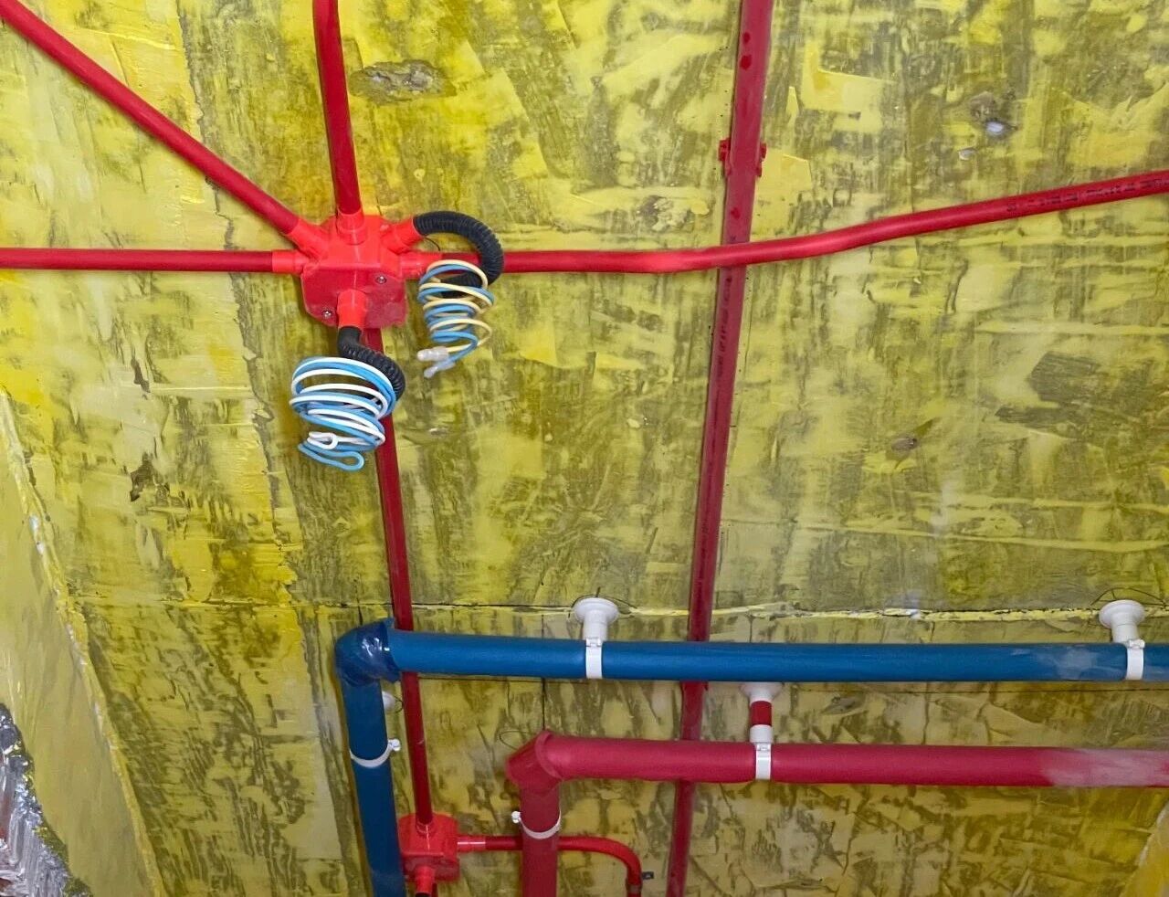 差別真的太大了！南京紅牛裝飾標(biāo)準(zhǔn)化水電工藝vs非正規(guī)／熟人施工隊(duì)的水電工藝！09